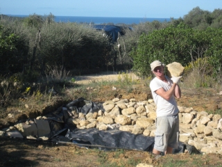 Chris colocando piedras